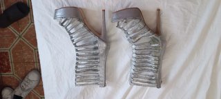 Zapatos de tacón plateados