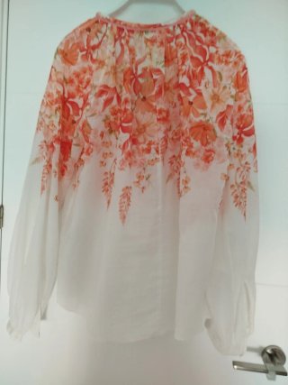 Blusa H&M floral naranja y blanca