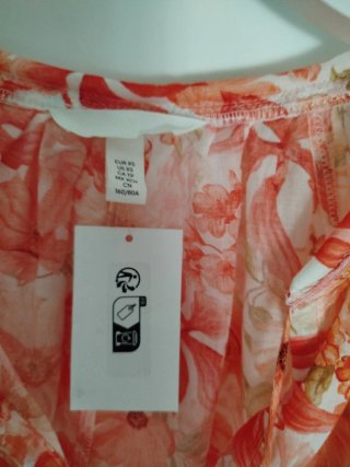 Blusa H&M floral naranja y blanca