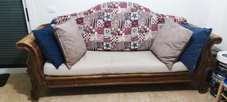 Sofá de madera y tela con diseño patchwork