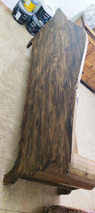 Sofá de madera y tela con diseño patchwork