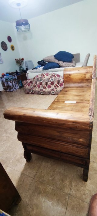 Sofá de madera y tela con diseño patchwork
