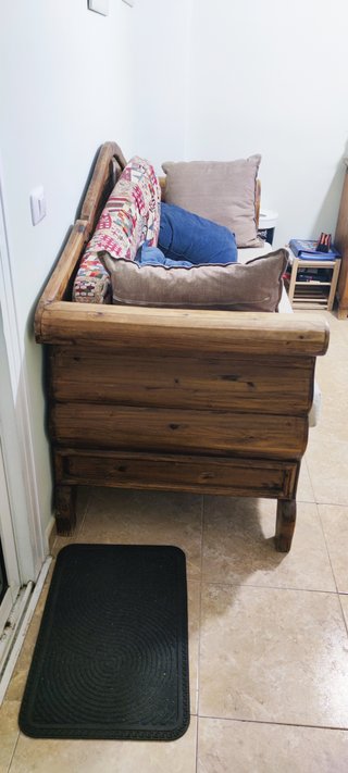 Sofá de madera y tela con diseño patchwork