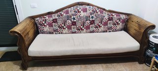 Sofá de madera y tela con diseño patchwork