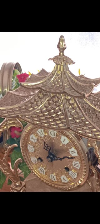 Reloj de sobremesa dorado con sonería