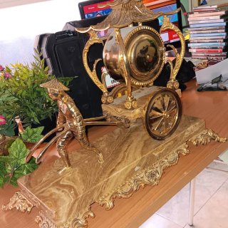 Reloj de sobremesa dorado con sonería