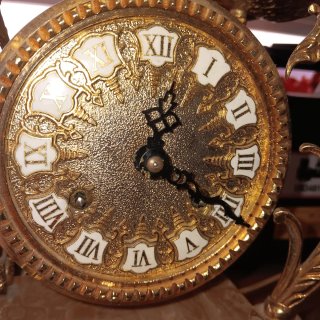 Reloj de sobremesa dorado con sonería