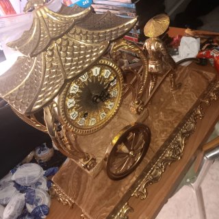 Reloj de sobremesa dorado con sonería