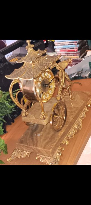 Reloj de sobremesa dorado con sonería