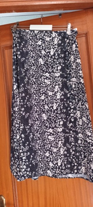 Falda de flores blanca y negra