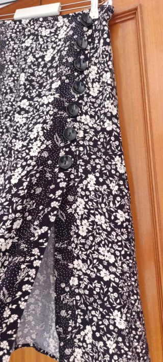Falda de flores blanca y negra