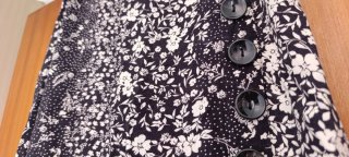 Falda de flores blanca y negra