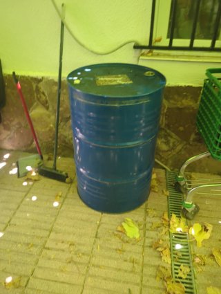 Bidón metálico azul Meter árboles hacer barbacoa..