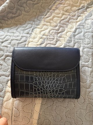 Monedero azul marino de Guy Laroche, apenas usado