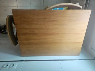 Mesa alta madera maciza + 2 sillas.