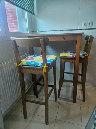 Mesa alta madera maciza + 2 sillas.