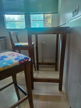 Mesa alta madera maciza + 2 sillas.