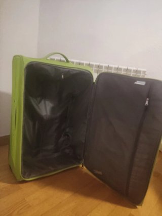 Maleta grande verde 2 ruedas. No se hace enviós