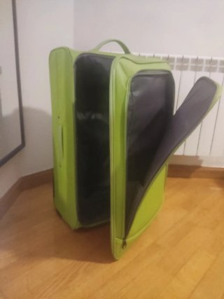 Maleta grande verde 2 ruedas. No se hace enviós