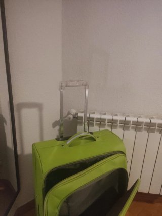 Maleta grande verde 2 ruedas. No se hace enviós