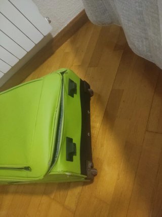 Maleta grande verde 2 ruedas. No se hace enviós