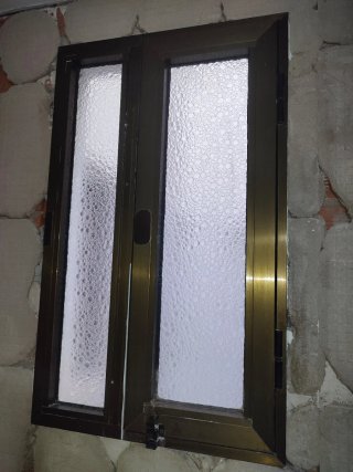 Ventana aluminio baño abatible