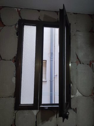 Ventana aluminio baño abatible