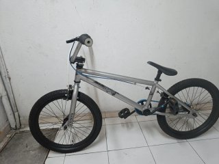 Bicicleta BMX plateada