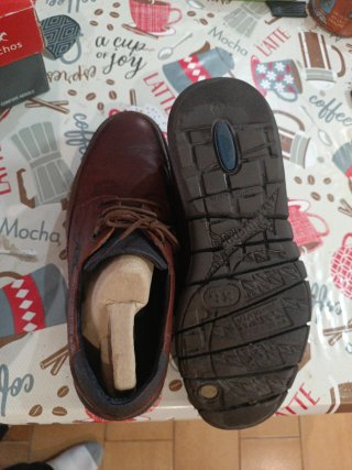 Zapatos con cordones fluchos, muy poco uso.