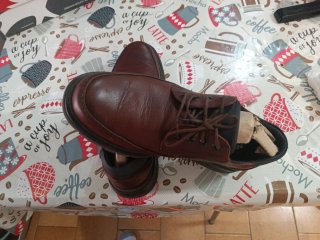 Zapatos con cordones fluchos, muy poco uso.