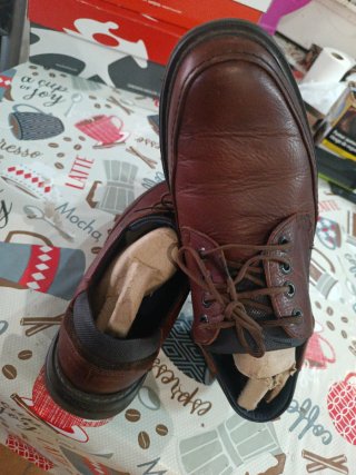 Zapatos con cordones fluchos, muy poco uso.