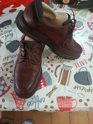Zapatos con cordones fluchos, muy poco uso.