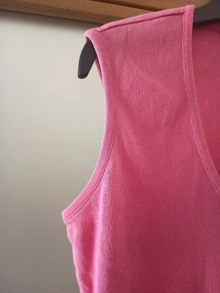 T-shirt sem mangas Roxy rosa com flor