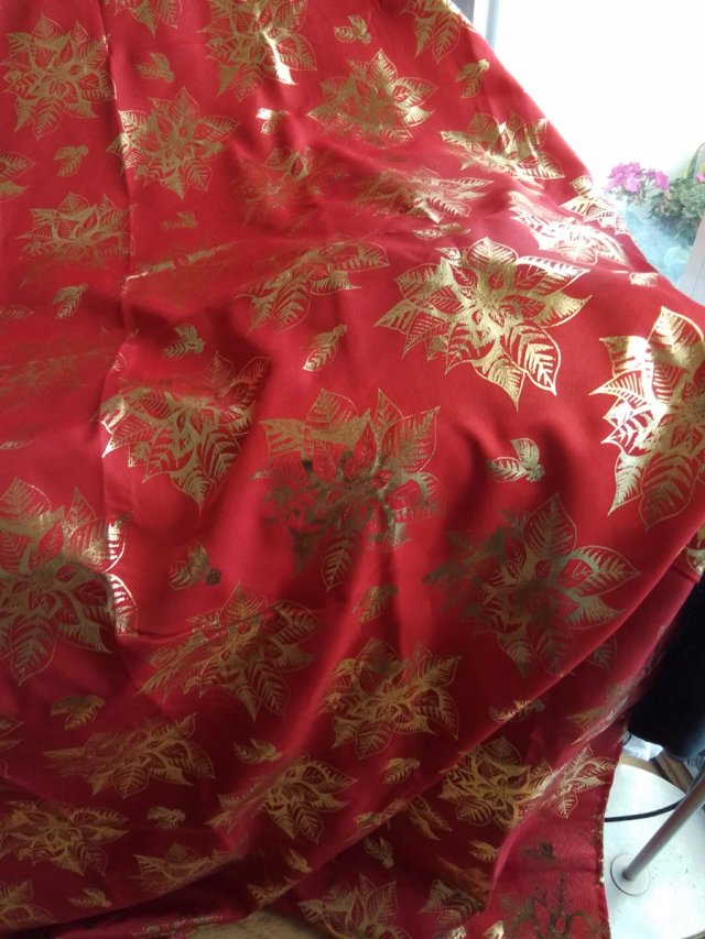 Tela con estampado dorado