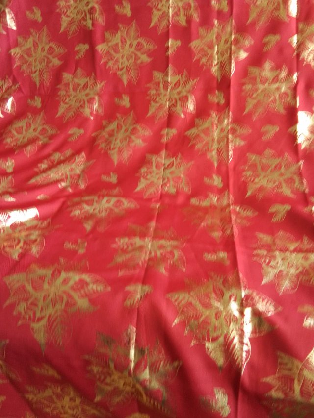 Tela con estampado dorado