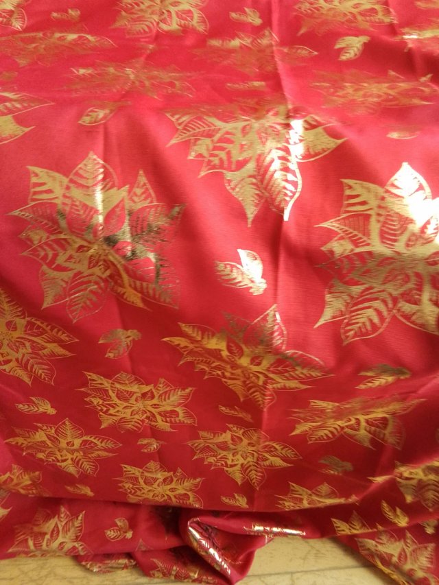 Tela con estampado dorado
