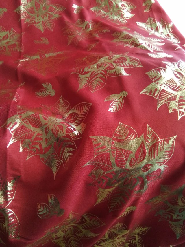 Tela con estampado dorado