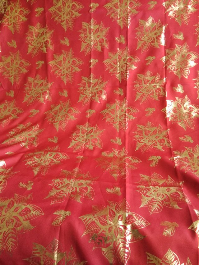 Tela con estampado dorado