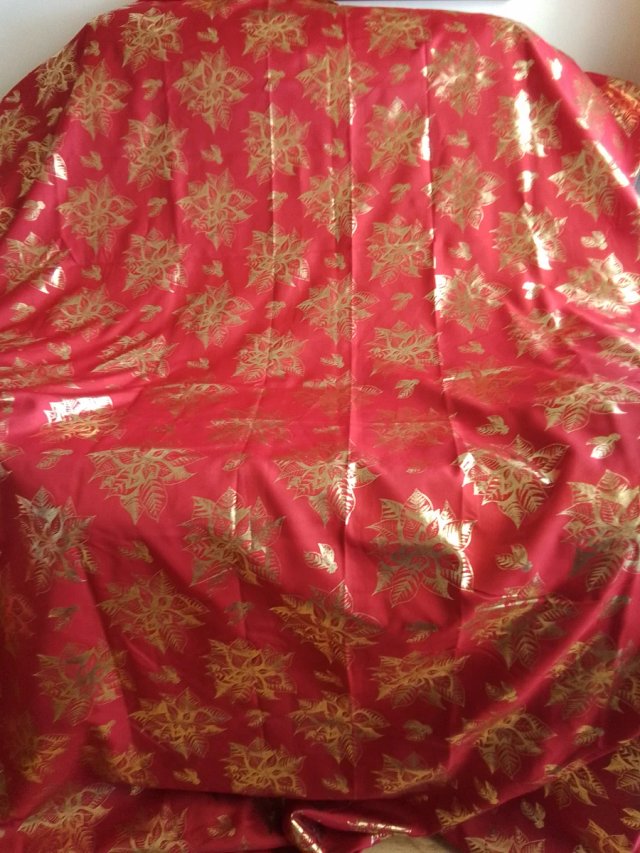 Tela con estampado dorado