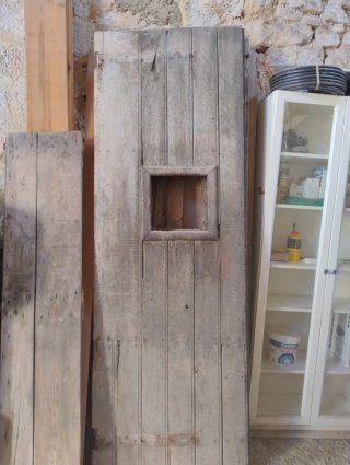 Puerta rústica de madera antigua