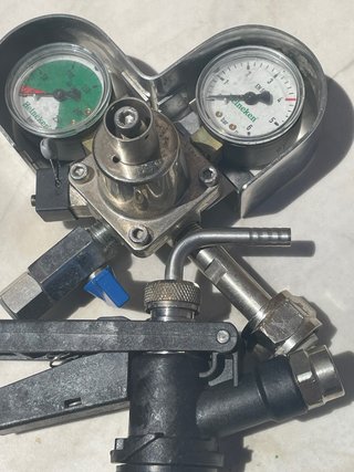 Cabezal para barril y manómetros de control CO2