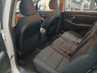 FLAMANTE E IMPECABLE  KIA Carens 2015