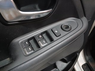 FLAMANTE E IMPECABLE  KIA Carens 2015