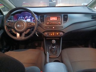 FLAMANTE E IMPECABLE  KIA Carens 2015