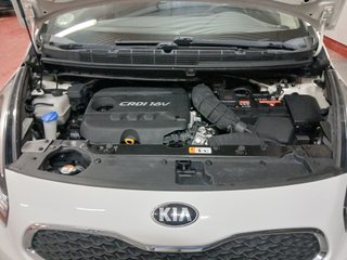 FLAMANTE E IMPECABLE  KIA Carens 2015
