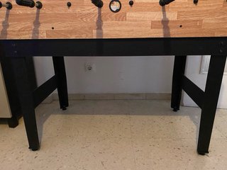 Futbolín y mesa de juegos.