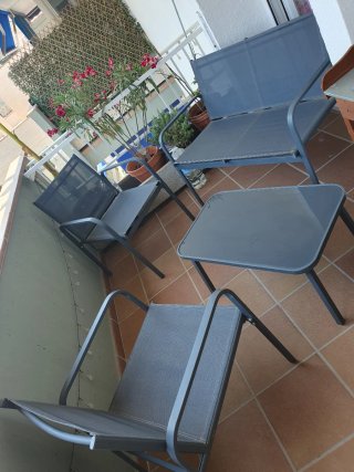 Salón exterior : 1 mesita + 2 sillas + 1 banco