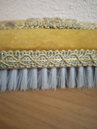 Cepillo vintage terciopelo dorado