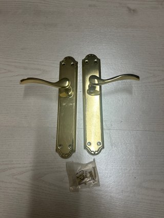 Juego de manillas con placa dorada