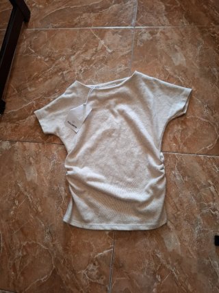 Blusa Bershka  beige sin usar con etiqueta